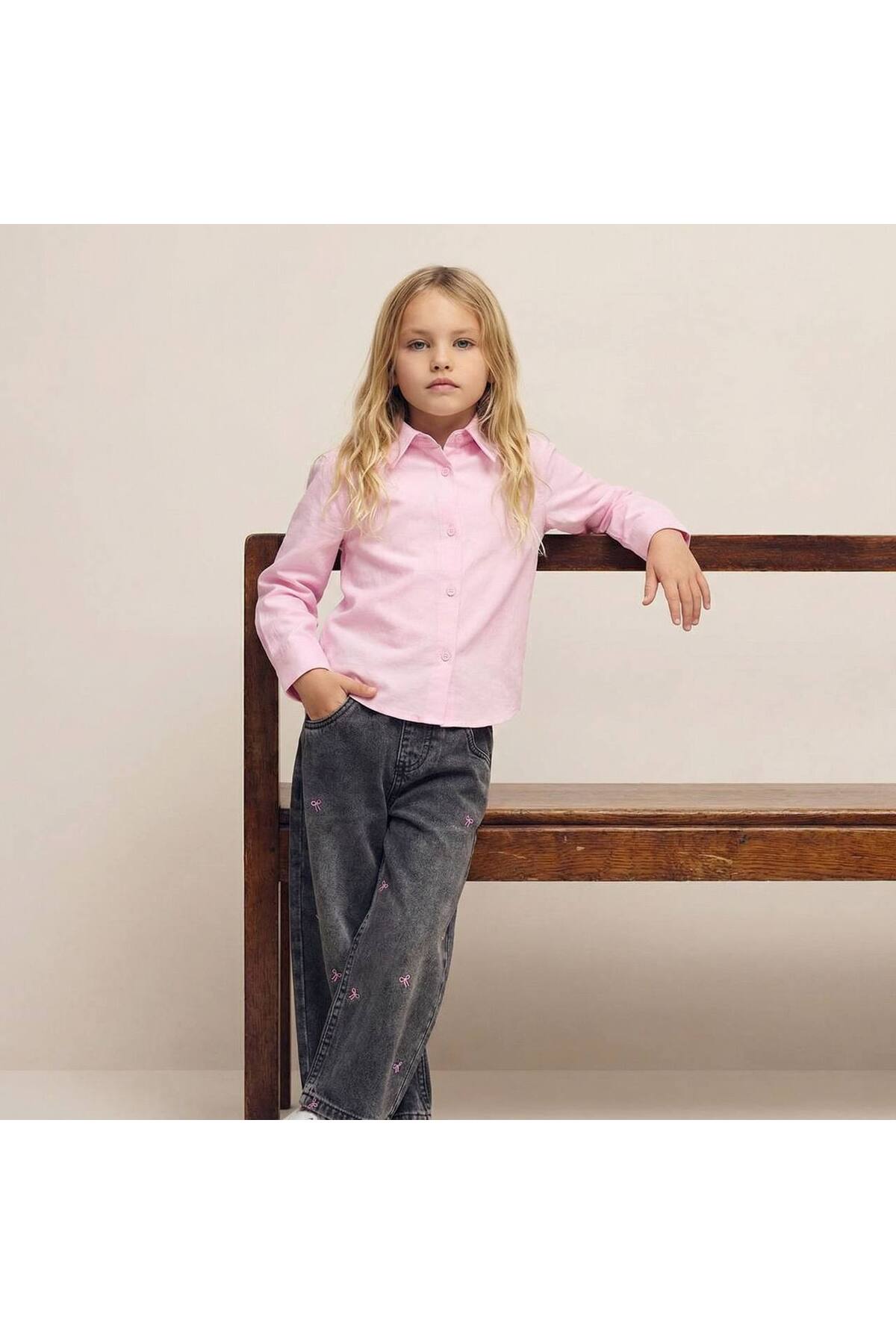 Doğal ve Şık Keten Kızın Pembe Gömleği